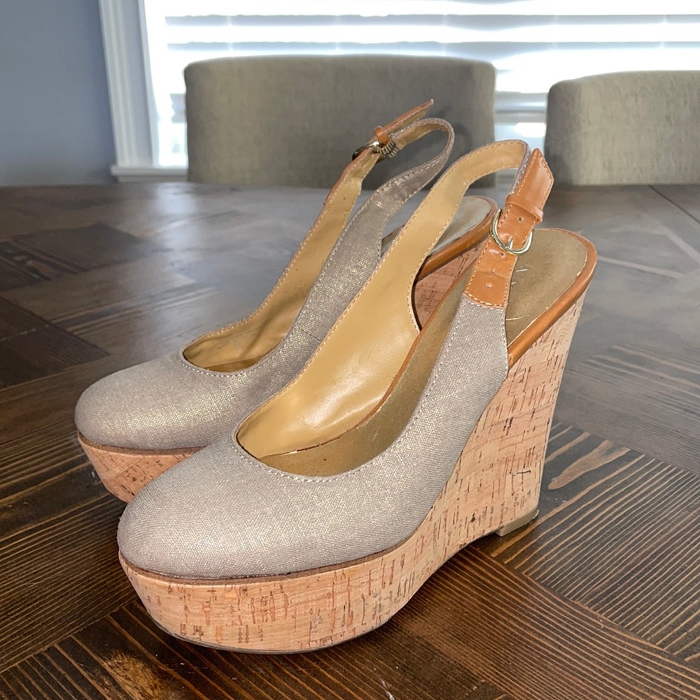 Nude close tie wedges with gold accent